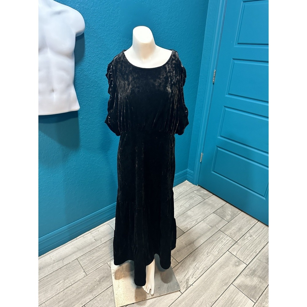 Who What Wear | Tiered Velvet Holiday Midi Dress Size‎ S Black